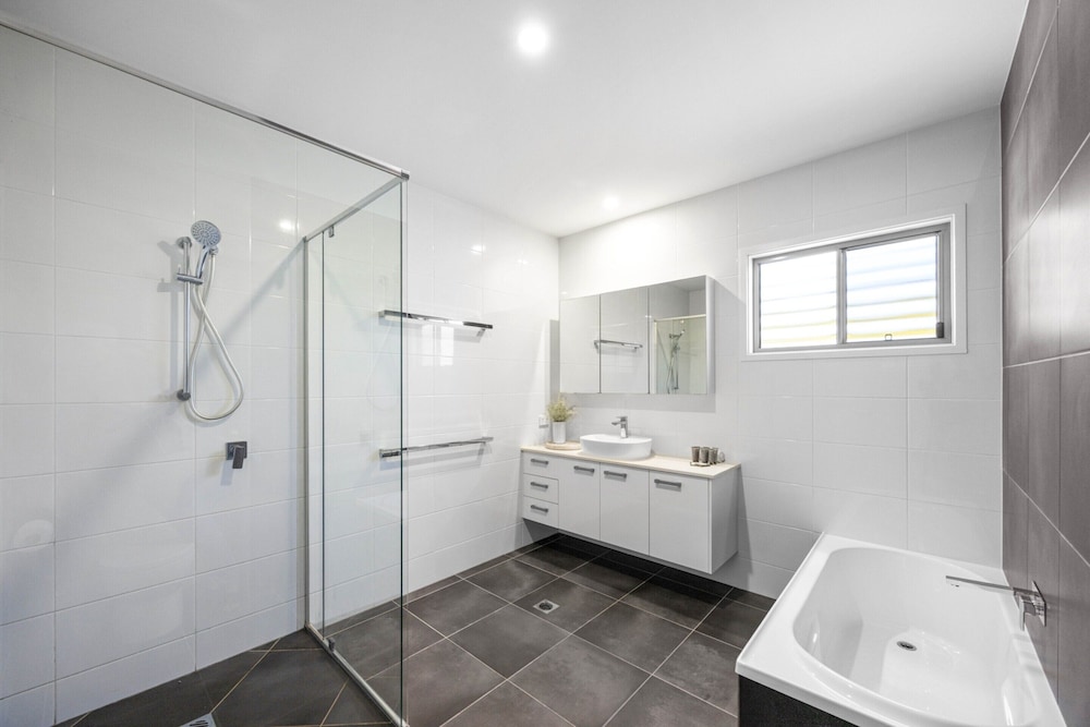 Bright 3-bed Home With Private Courtyard