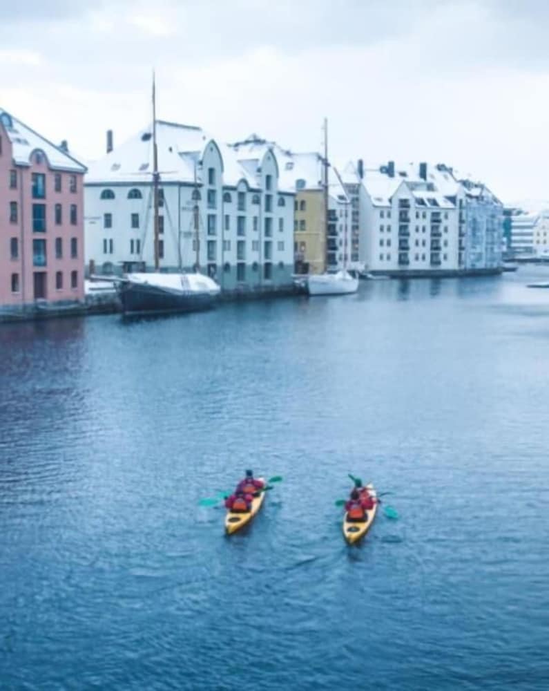 Family Friendly, Free Parking Space, Short Walk to Brosundet