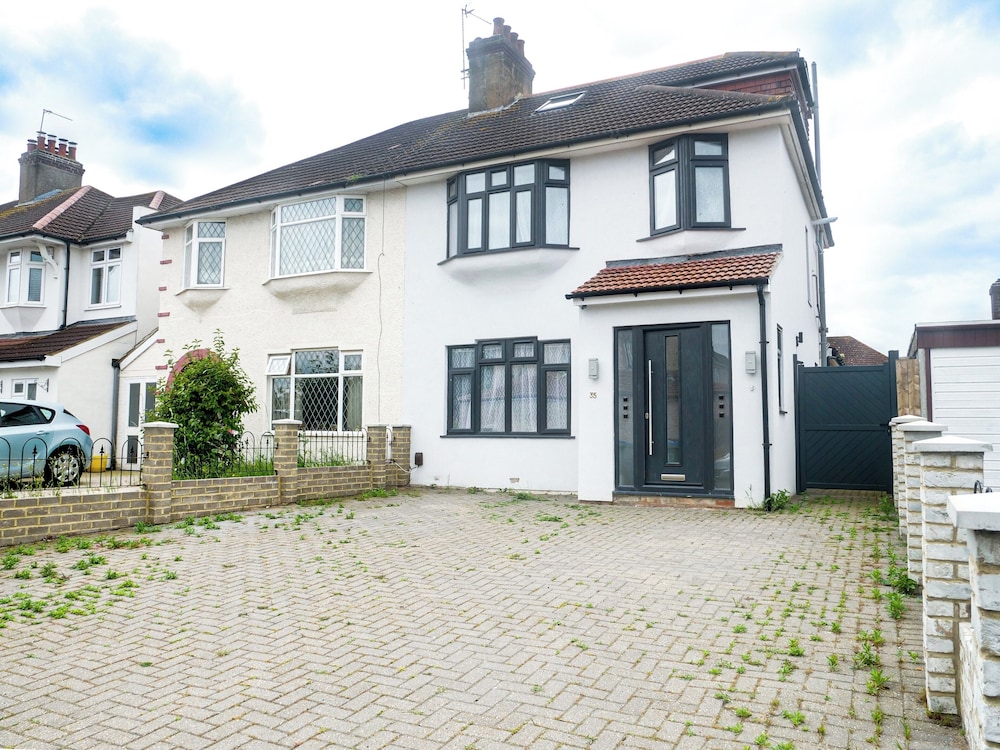 Spacious 6 Bedroom House in Bexleyheath