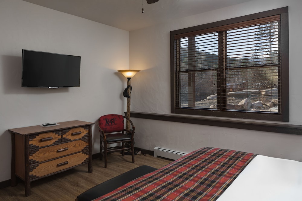 The Landing at Estes Park - Riverside Retreat