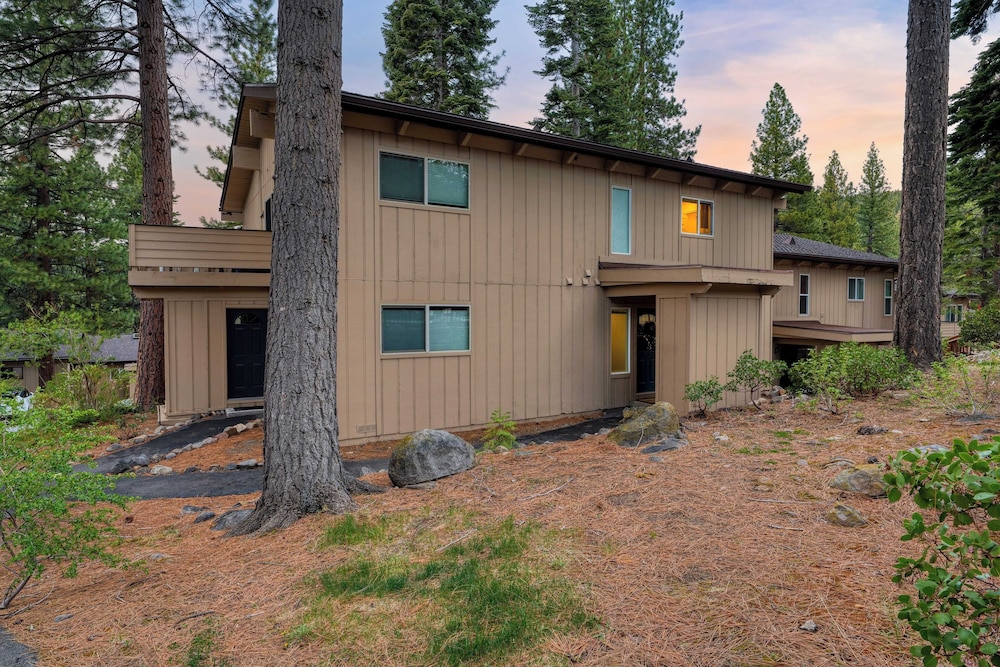 Ski Way by Avantstay Cozy Tahoe Home w/ Fireplace & Balcony