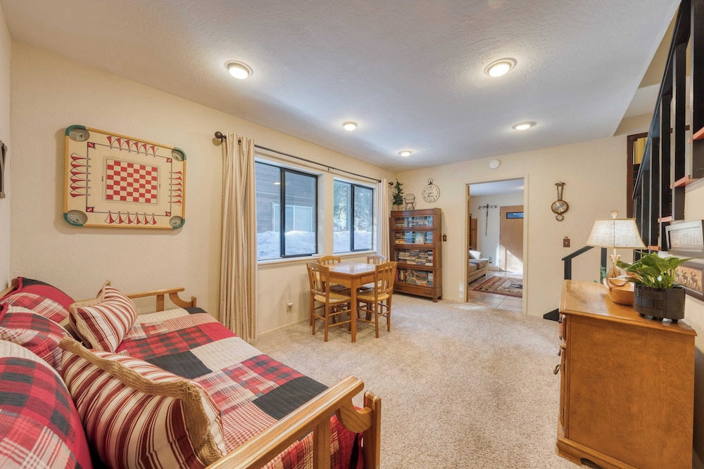 Mountain Cabin w/ Fireplace, Balcony & Easy Ski Access Bear Americana