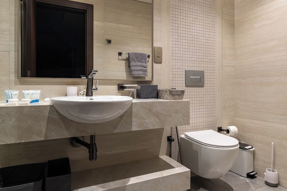 SIMPLY COMFORT Skyline Apts at Nobles Tower with Luxury Burj View