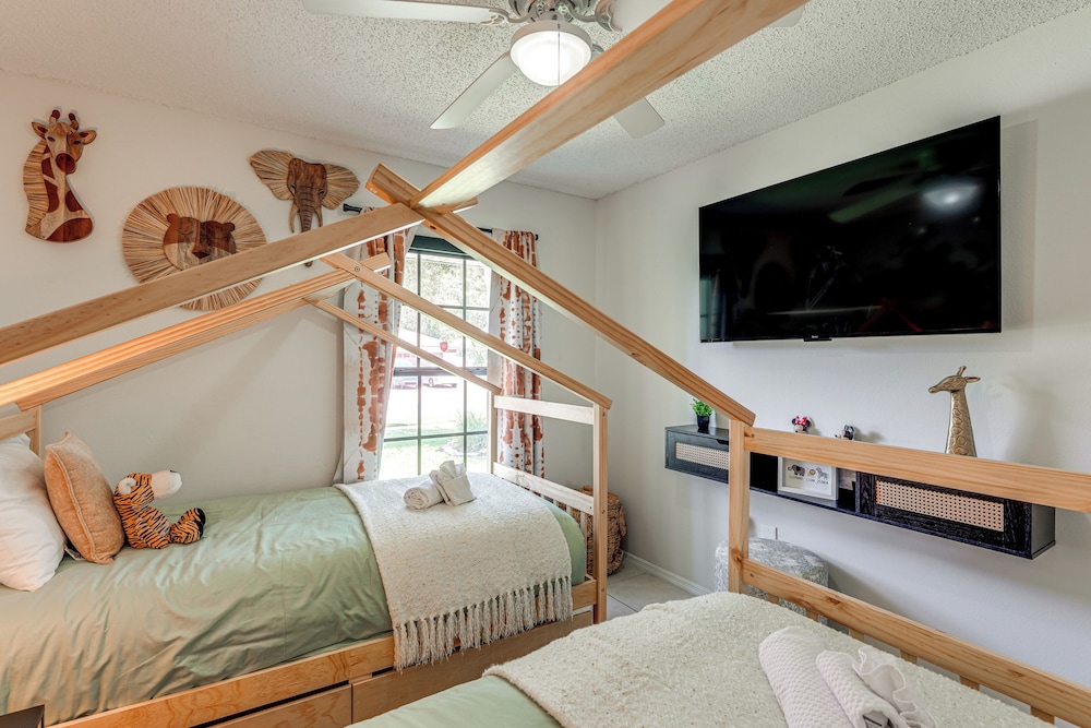Hot Tub & Movie Theater: Family Oasis in Kissimmee