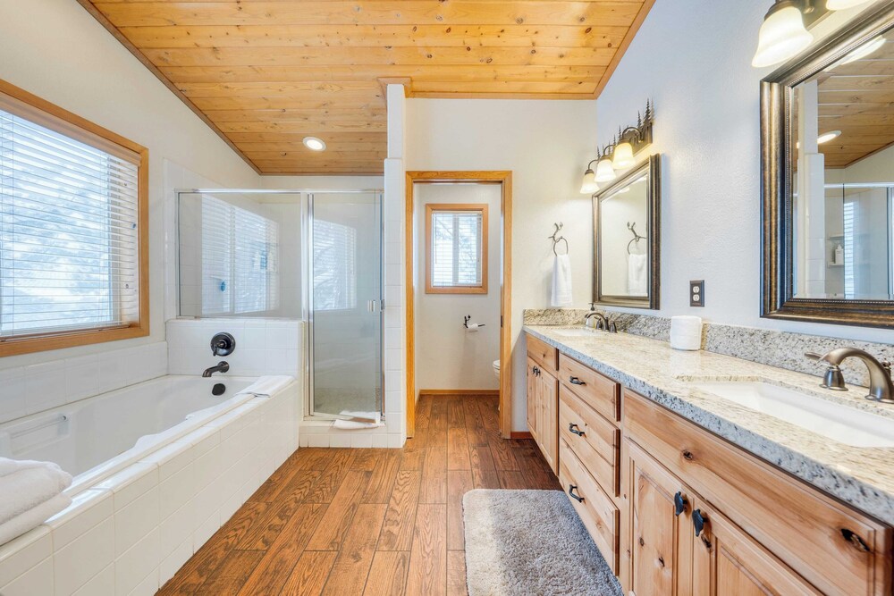 Cabin Retreat w/ Hot Tub & Fireplace - Near Northstar and Downtown Truckee