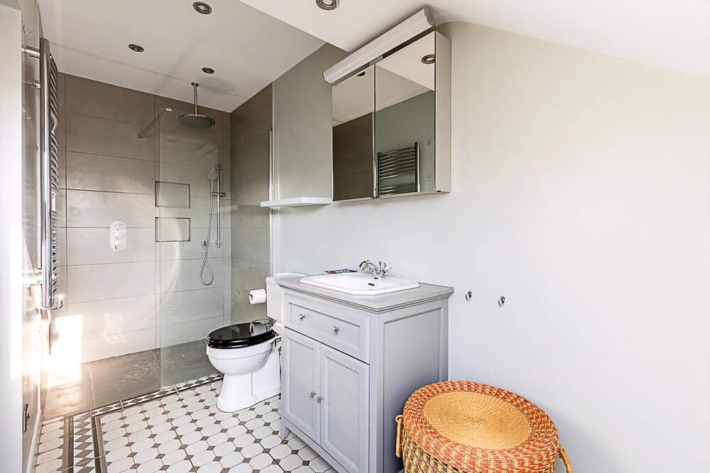 Stylish & Spacious 3-bed Home in Vibrant Bow