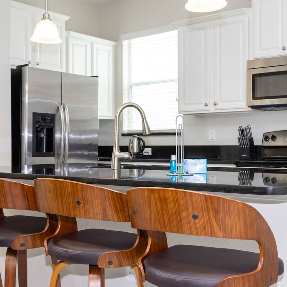8950 Amazing 5BD Home With Pool