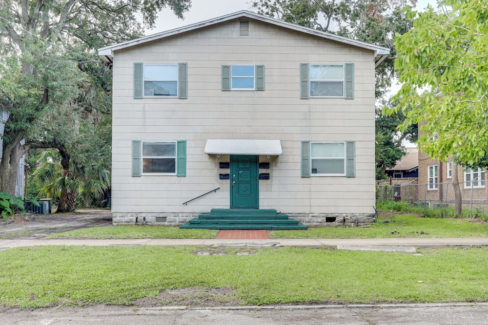 Steps to Food & Shops: Cozy Condo in Jacksonville!