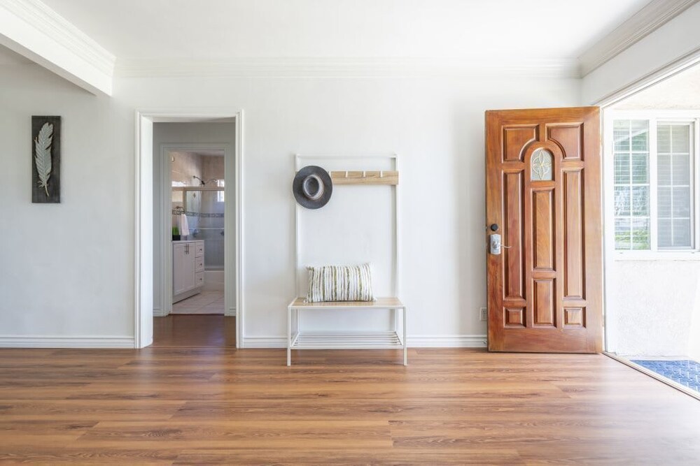 Charming Spacious Home - Modern Comforts, Prime Location
