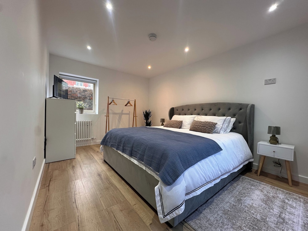 1 Bed-sleeps 3-patio-2 min to Beach