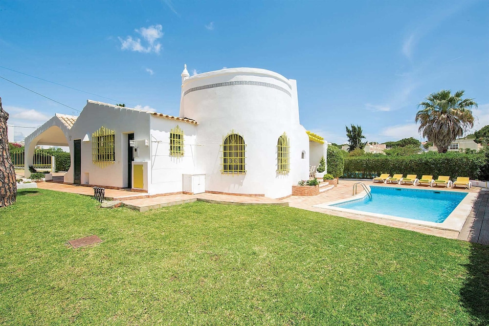 Located on a Quiet Cul-de-sac, Just Within 1 Mile From the Centre of Vilamoura view 5