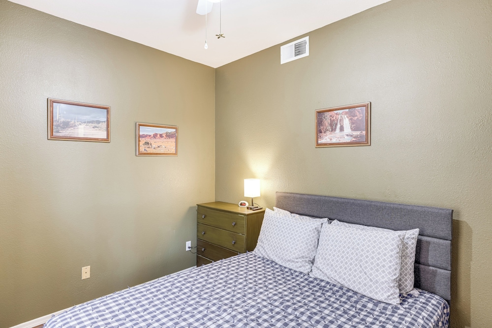 Near Hiking: Condo w/ Pool & Tennis in Phoenix!