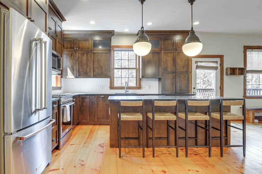 Deck & Fire Pit: All-season Wilmington Retreat