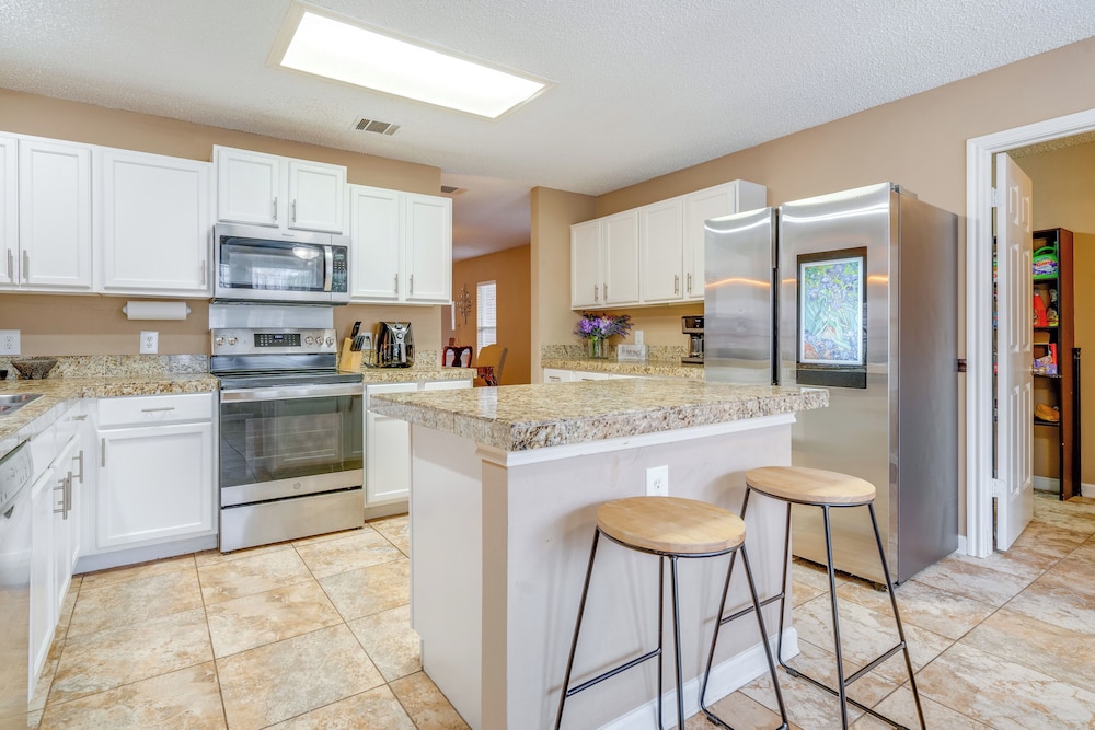 6 Mi to Lake Travis: Spacious Cedar Park Home!