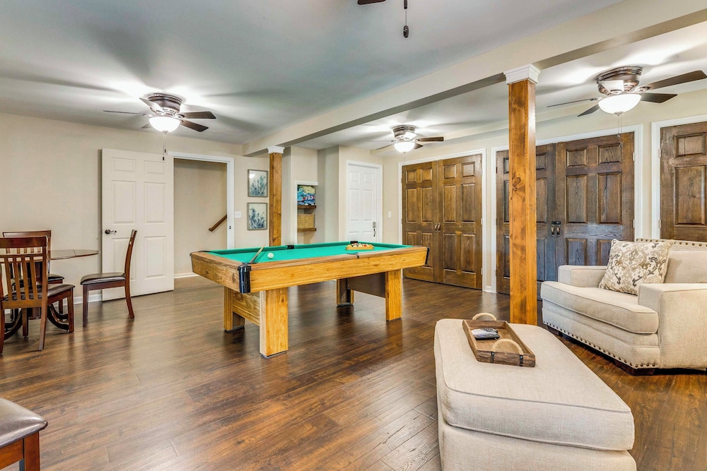 February Perks! Couples Getaway in Hayesville