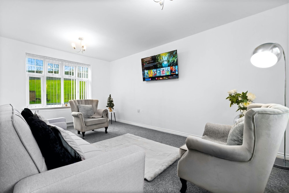 House - Sleeps 6, Garden & Free Parking