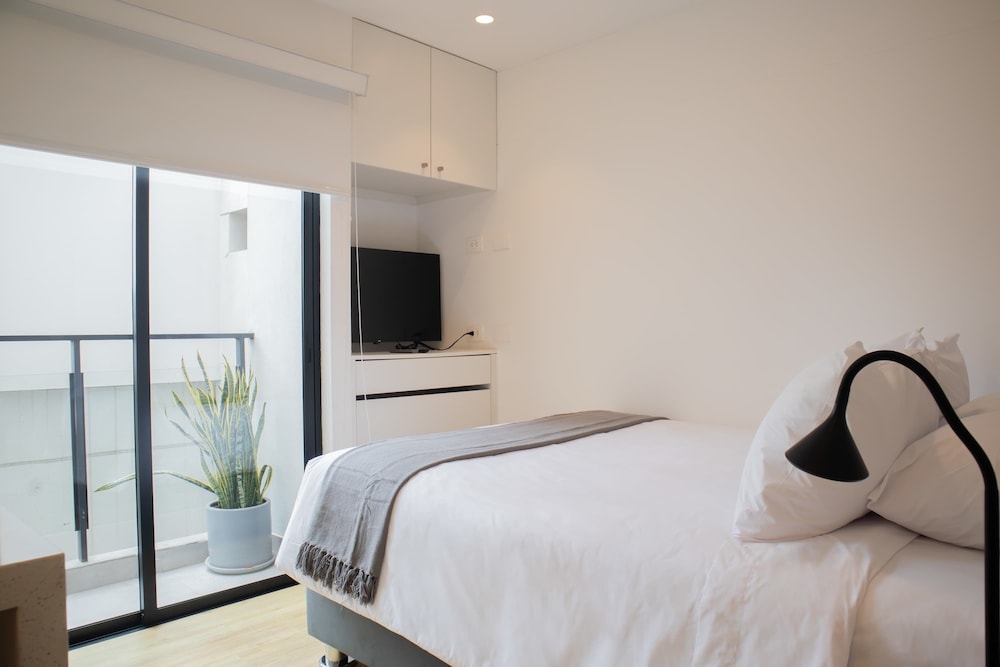w Lovely 1BR w Balcony in Miraflores