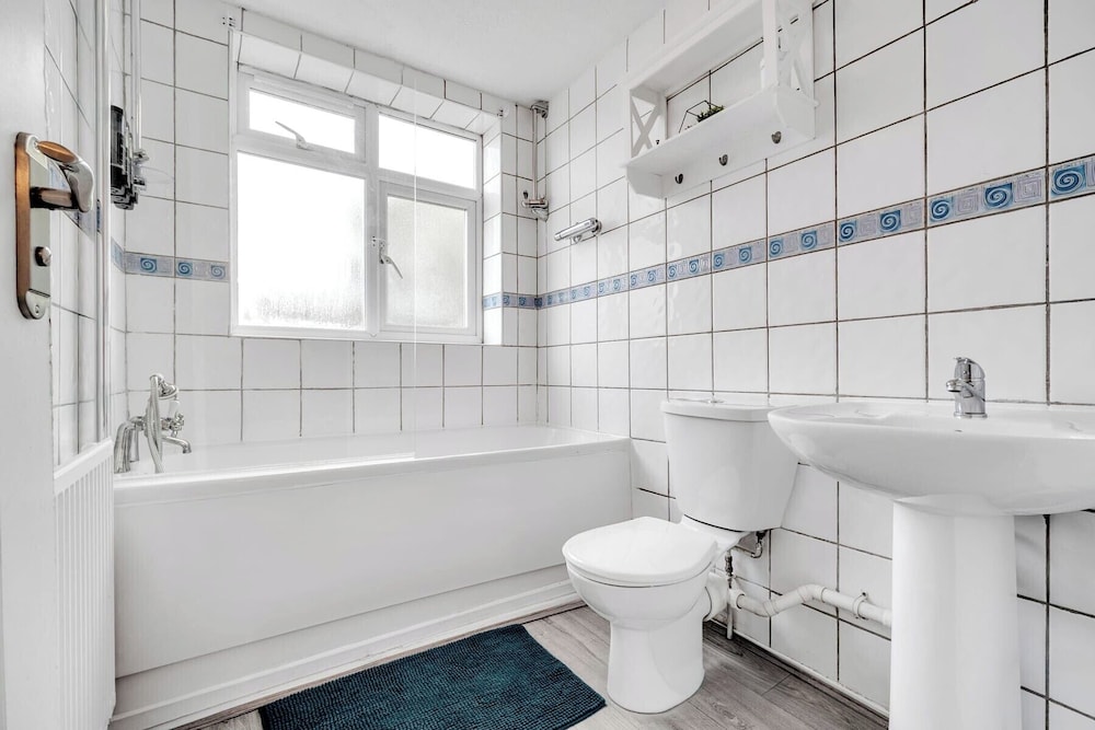 4 Bedrooms - Up To 14 Guests - Free Parking