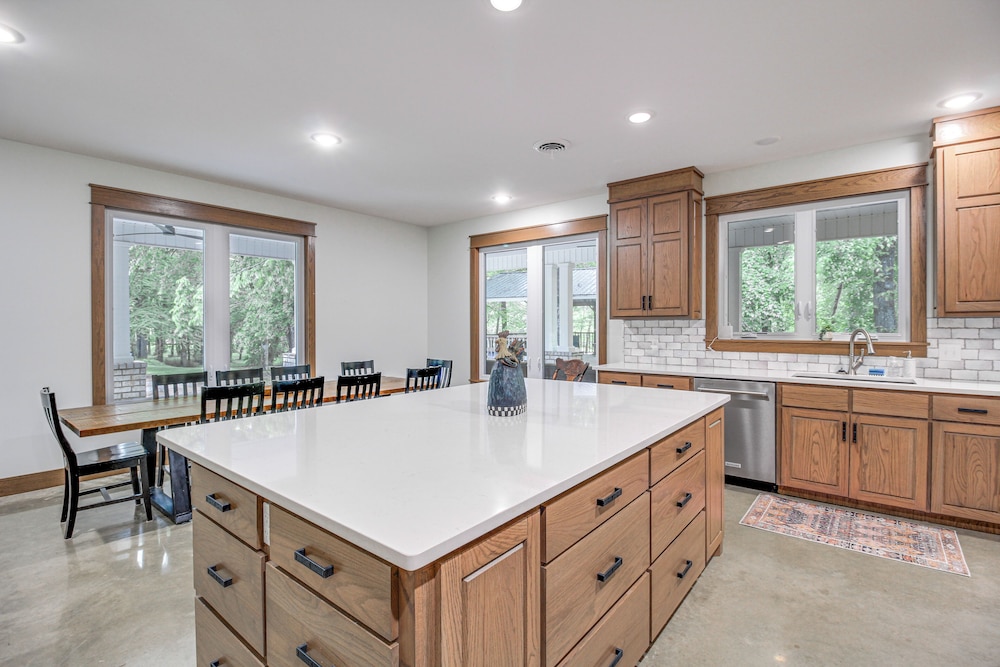 Great for Groups: Family Creekside Home in Loretto