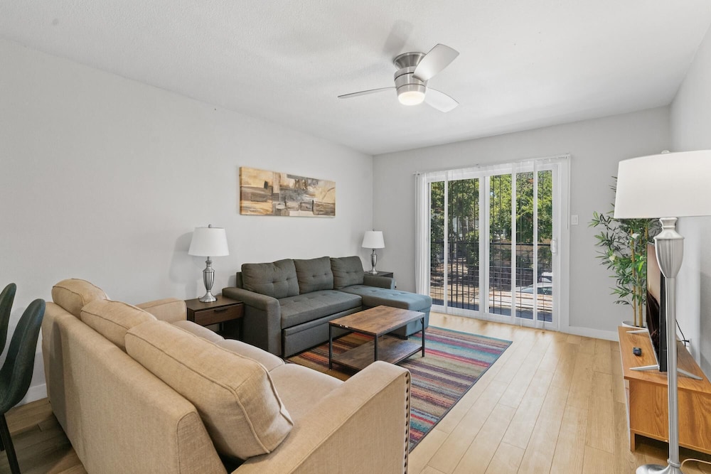 Modern 2BR Near UT Hyde Park Evonify - Property Image 5