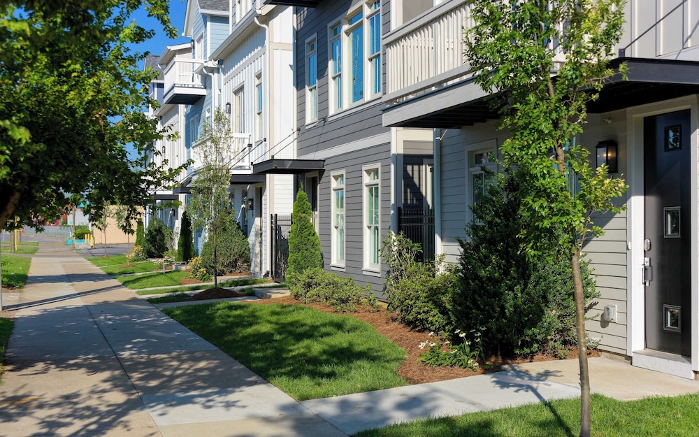 Sleeps 36, 3 Homes Walk to Germantown Modern Townhomes Near DT Avantstay