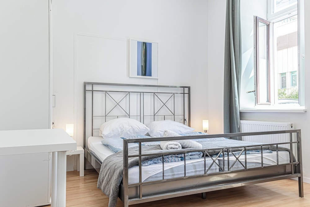 6BR Apt with Garden near Danube