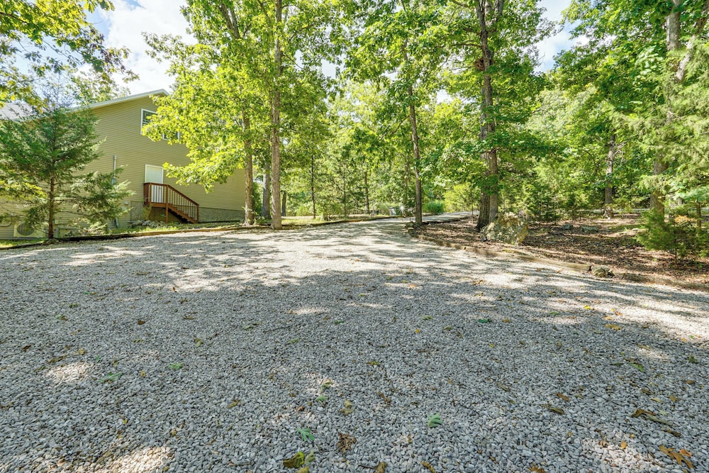 Unique Treehouse Hideaway Near Lake of the Ozarks