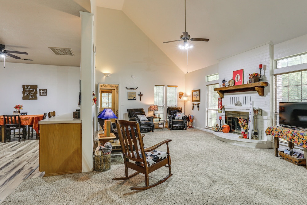 Relax By the Lake: Quiet East Texas Retreat