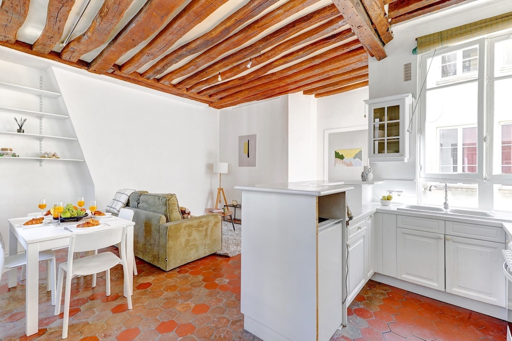 Charming 1BR Near Latin Quarter