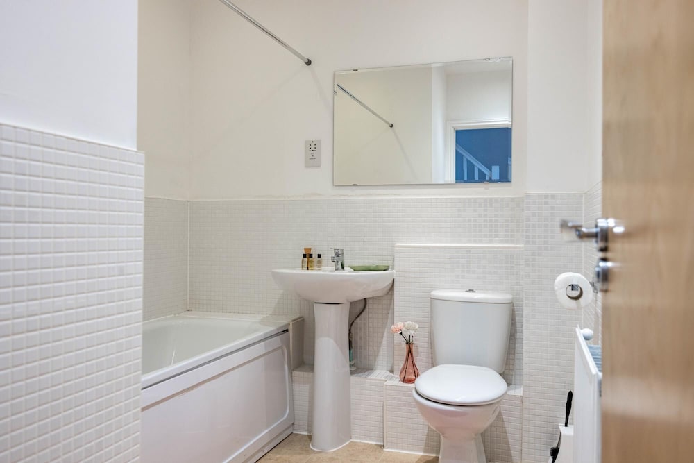 Superb 3-bed House With Parking Garden in London