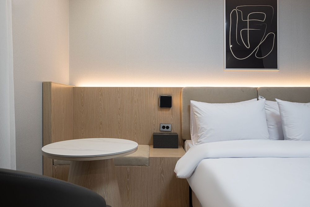 Gunsan Hound Hotel