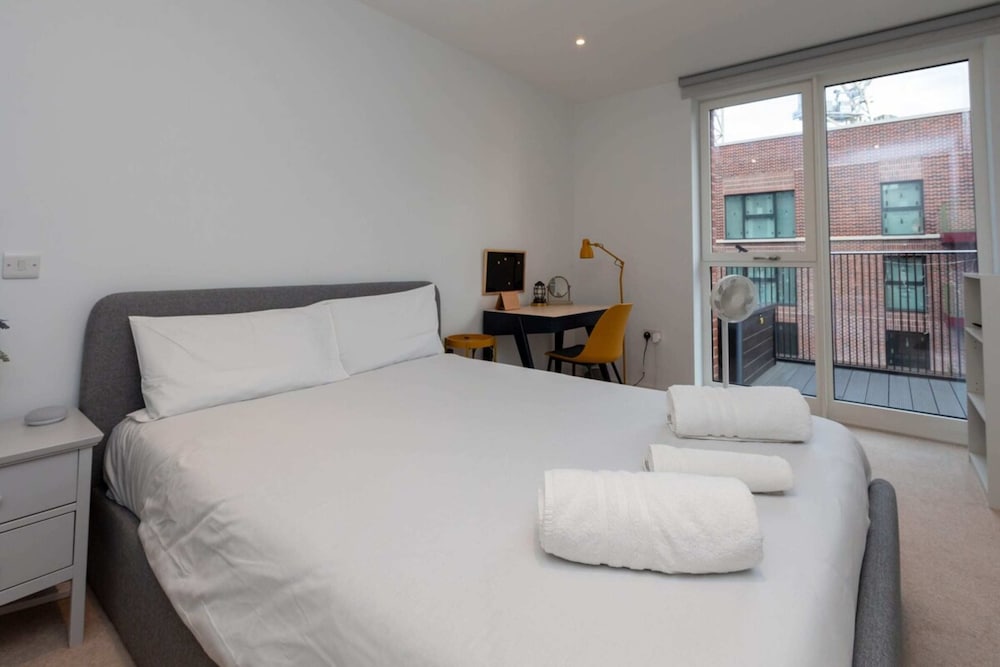Pristine 1BD Flat W/balcony - Elephant & Castle!
