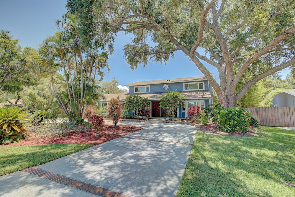 Spacious 4 3 Retreat- Heated Pool-playroom