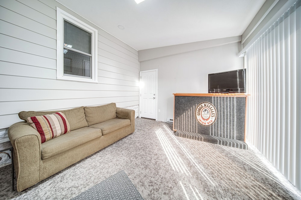 Walk to Lake Erie & Beach Access: Home w/ Deck!