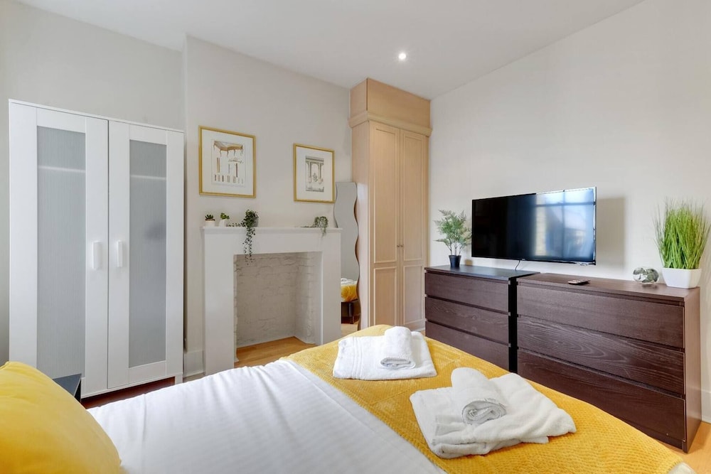 Cozy Fulham Retreat With Private Entrance & Hot Tub