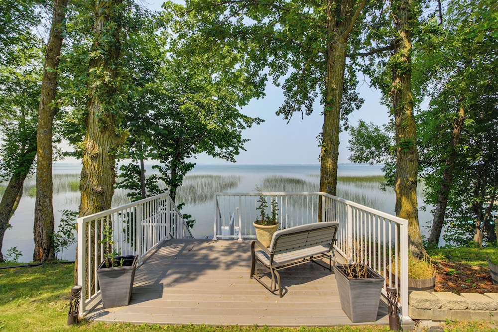 Waterfront Family Retreat on Lake Lida w/ Dock