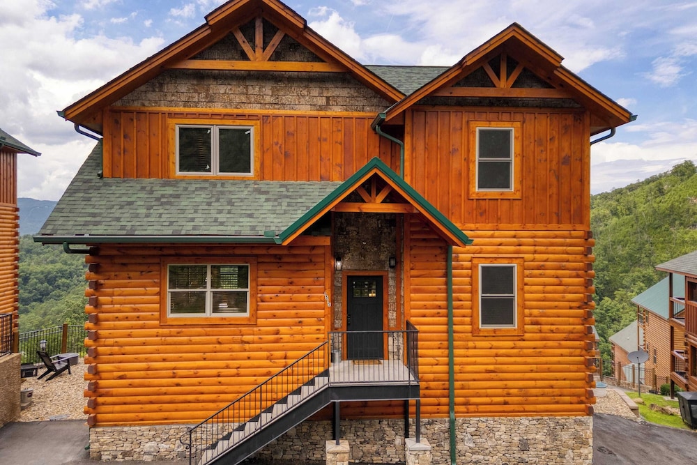 All Fun & Games by Avantstay Indoor Pool, Game Room, Theater, Mountain Views Near Pigeon Forge & Dollywood