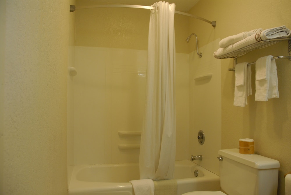 Emporia Vacations - America's Best Inns  Suites - Property Image 4