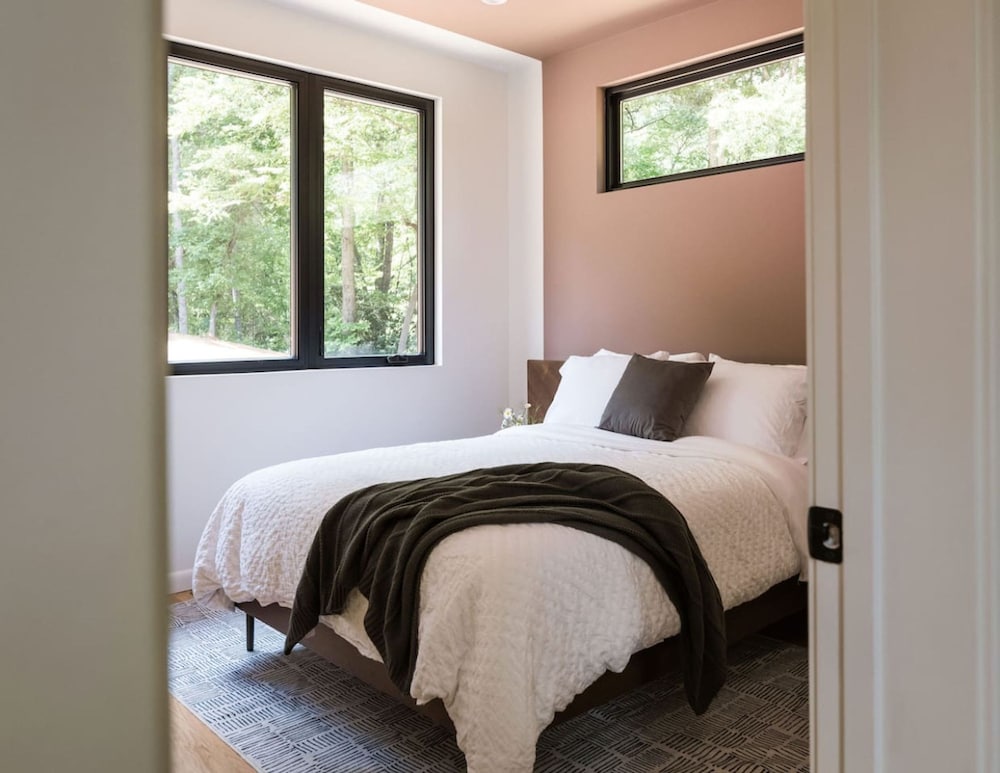 Tiny Home in the Woods Hot Tub 4 Miles to DT Haus 50