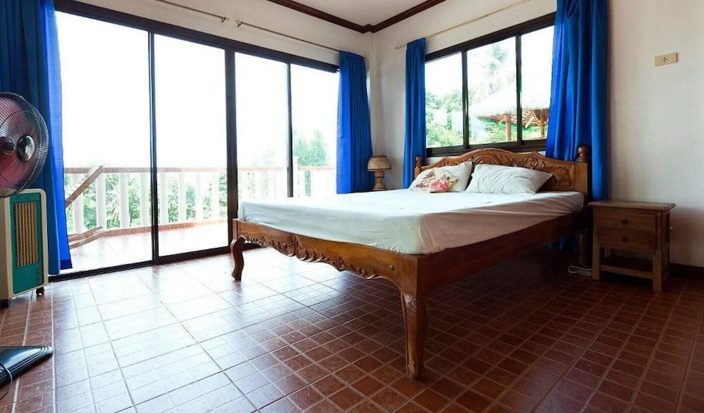 Charming 6-bed House in Puerto Galera view 5