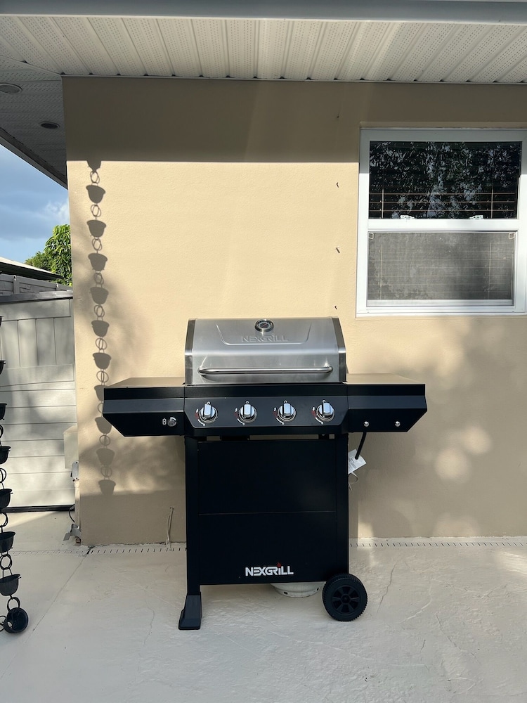 Naples Henrie Hideaway - Private Pool, Pet Friendly 12 Mins From Beach & Downtown 3 Bedroom Home