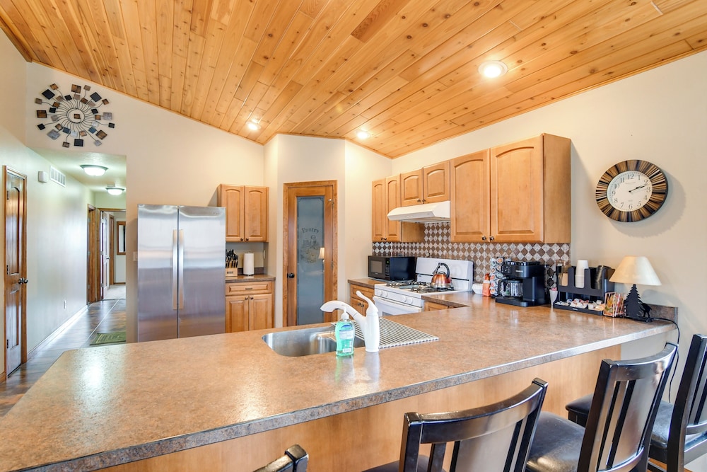 6 Mi to Dtwn Pella: Riverfront Cabin w/ Game Room!