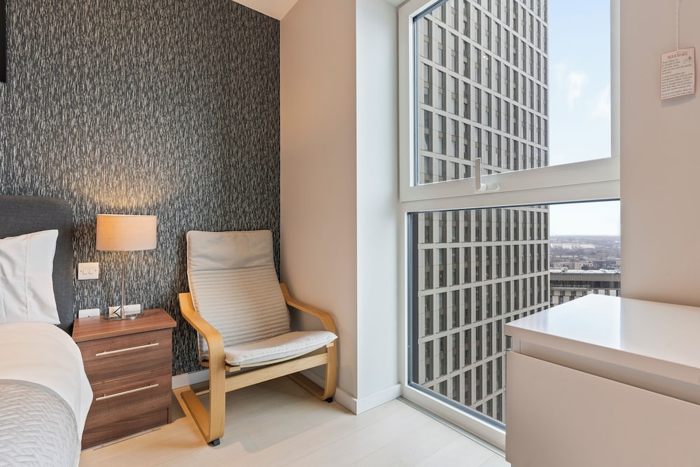 Elegant 2 Bed Apartment Within Many Attractions