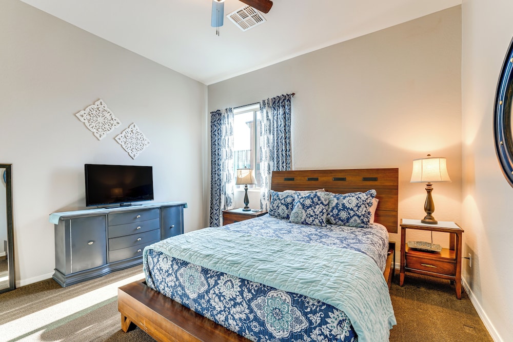 Swim-up Bar & Putting Green: Goodyear Getaway!
