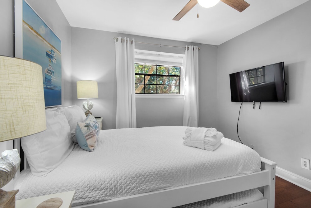 Sleeps 8 w/ Resort Pools, Tennis, Golf & Beach Access + Attraction Tickets!