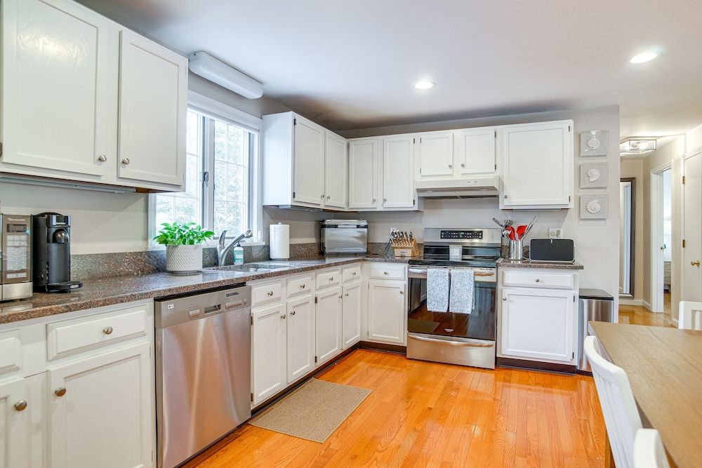 Charming Cape Cod Home ~ 1 Mi to Megansett Beach