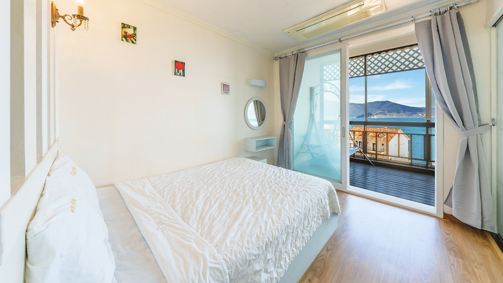 Geoje Kkachi and Santorini Pension