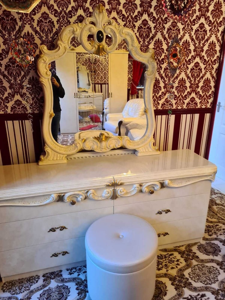 Luxurious, Stunning Detached Bungalow in Derby view 4