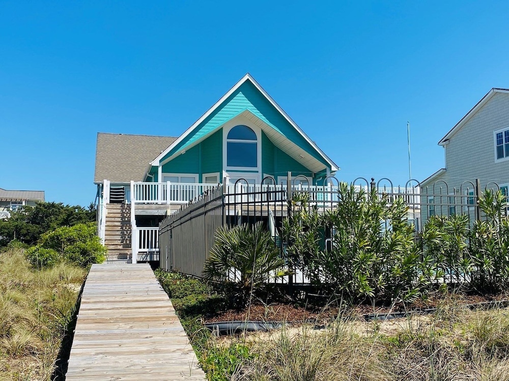 Serenity's Star 4 Bedroom Home by RedAwning