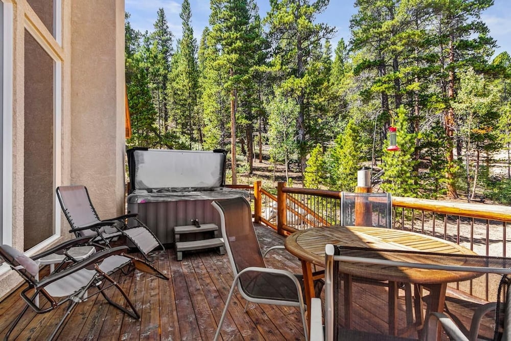 Silverheels Lodge Luxury Mountain Chalet 25 Acres Double Garage Hot Tub view 2